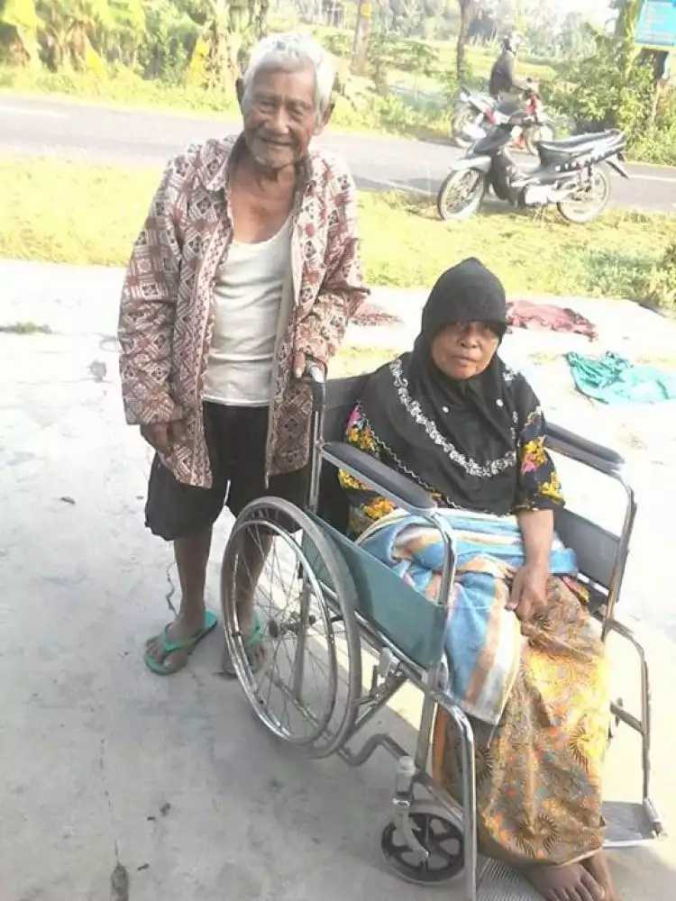 Kisah cinta inspiratif dari kakek 90 tahun, dorong kursi roda istrinya