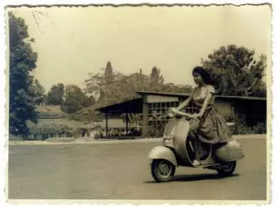 Zaman dulu, adu kecantikan wanita diuji saat mengendarai Vespa