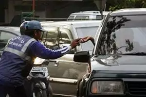 Ini alasan mengapa pengatur jalan tak resmi disebut 'Pak Ogah'