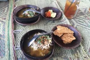 Nikmatnya soto batok, apalagi berada di tengah sawah, sedaaap!