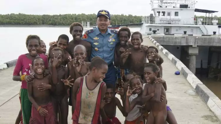 Kisah TNI AL di perbatasan, tak cuma siap perang tapi bantu nelayan