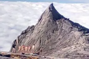 Warga yakin gempa Sabah akibat 5 bule bugil di puncak Gunung Kinabalu