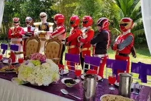 Pesta pernikahan pasangan ini dijaga Power Rangers, dari mana asalnya?