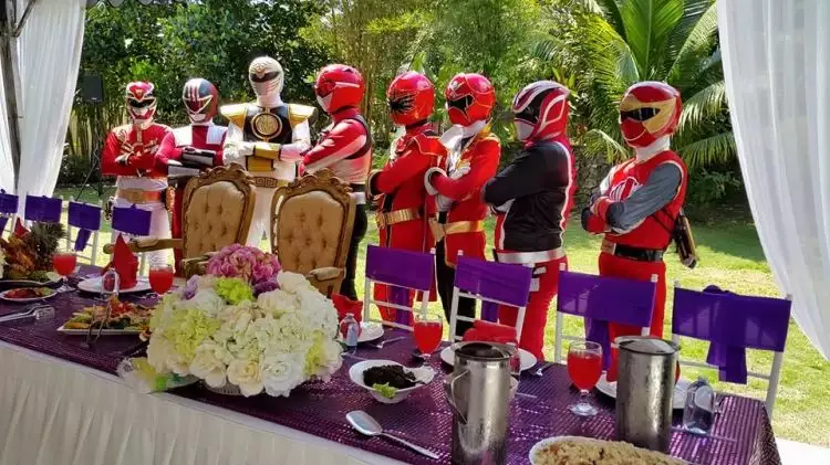 Pesta pernikahan pasangan ini dijaga Power Rangers, dari mana asalnya?