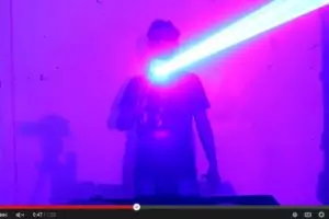 VIDEO: Senjata laser bak film Star Wars buatan sendiri
