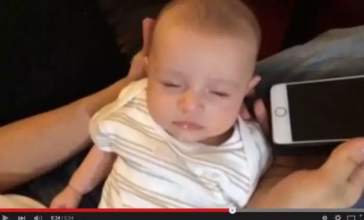 VIDEO: Bayi berhenti menangis saat diperdengarkan lantunan Al-Qur'an