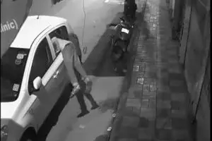 VIDEO: Kurang dari semenit, maling ini sudah gasak sasarannya