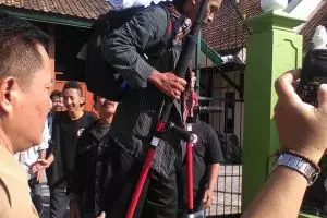 Yudi Karyono, naik egrang ke Jakarta untuk bertemu Presiden