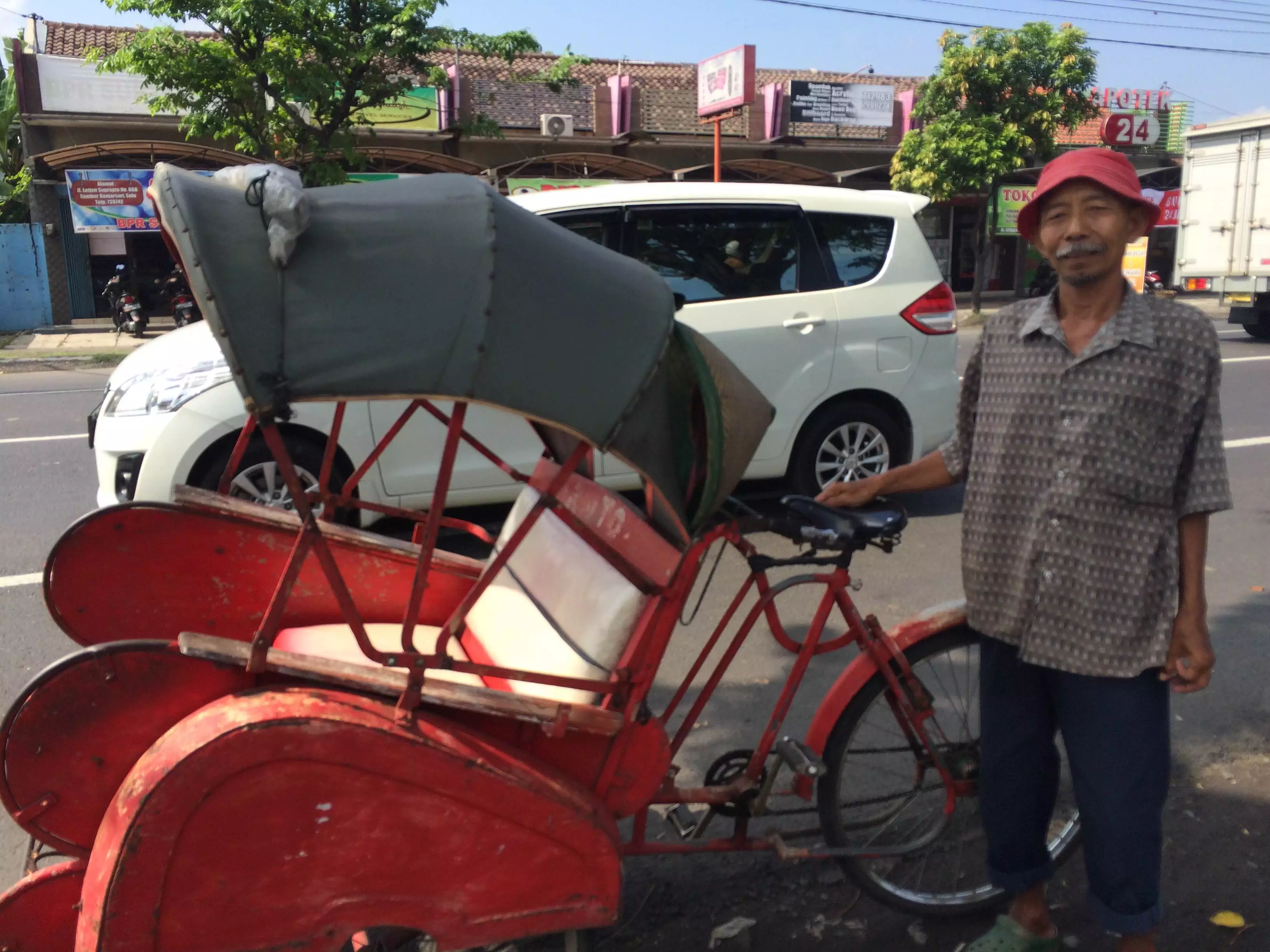 Tak terpilih 'mengantar tamu' pernikahan Gibran, Pak Sarto sedih