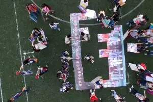 Rangkai puzzle foto raksasa rayakan kelulusan, corat-coret baju? halo?