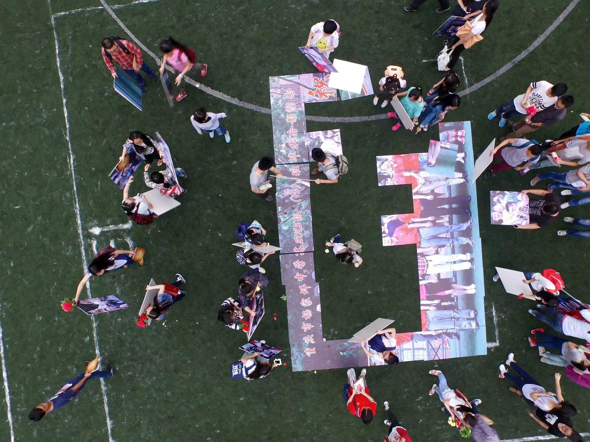 Rangkai puzzle foto raksasa rayakan kelulusan, corat-coret baju? halo?