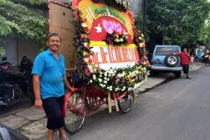 Karangan bunga di pernikahan Gibran diantar becak, sederhana ya?