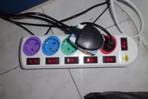 Ini jadinya jika kamu lupa melepas charger dari colokan