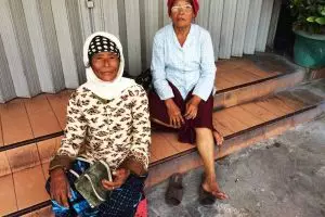 Berbekal nasi bungkus, dua nenek dari Purworejo datangi nikahan Gibran