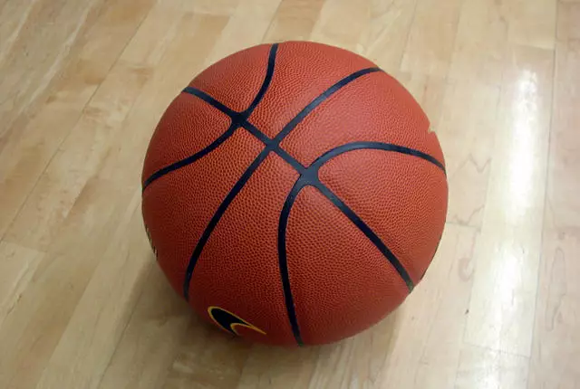Kamu pasti nggak kepikiran, kenapa ya bola basket itu nggak mulus?