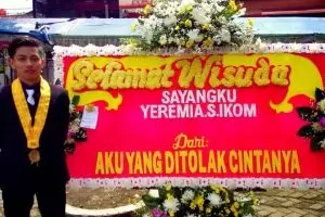 Kumpulan karangan bunga unik, dari yang lucu sampai menyayat hati