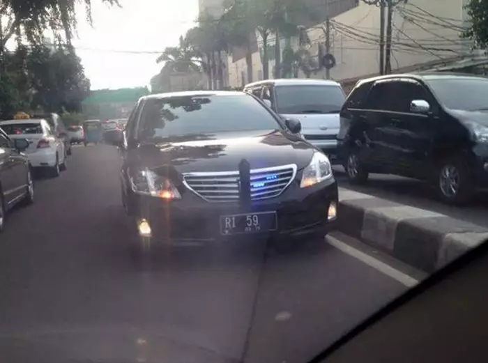 Mobil berplat nomor RI ini melawan arus, siapakah pemiliknya?