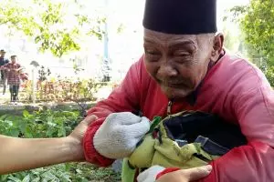 Kakek ini hidup sebatang kara, setiap hari berkostum Winnie The Pooh