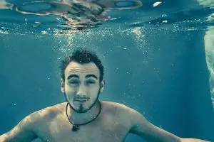 Mata kamu merah usai berenang? Itu tandanya kolam tercemar air kencing