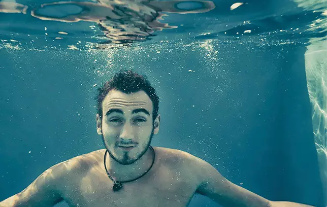 Mata kamu merah usai berenang? Itu tandanya kolam tercemar air kencing