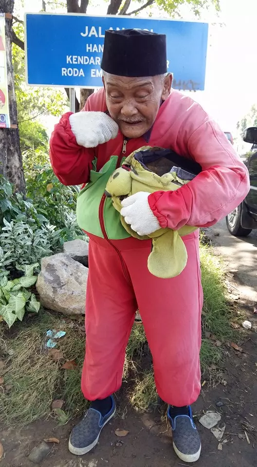 Fakta kakek berkostum Winnie The Pooh, penghasilannya Rp 500 ribu/hari