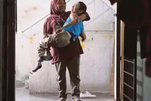 Kasih ibu sepanjang masa, 14 tahun rawat anaknya yang lumpuh 