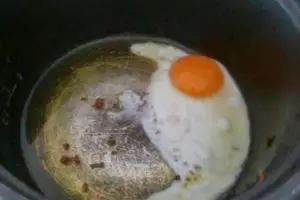 Ini dia sahur ala anak kos, masaknya pakai rice cooker dan setrikaan