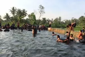 Warga di sini berebut mandi di kolam yang hanya dibuka jelang Ramadan