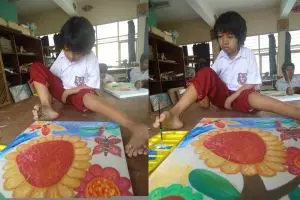 Dengan memakai kaki mungilnya, Anis hasilkan lukisan indah