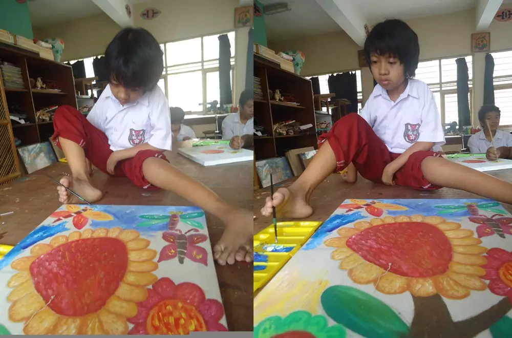 Dengan memakai kaki mungilnya, Anis hasilkan lukisan indah