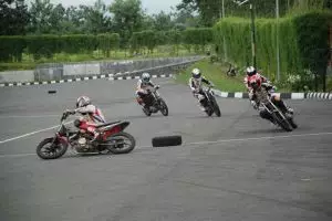 Ingin jadi pembalap profesional? Berguru saja ke Hendriansyah di HRS