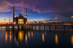 Masjid terapung pertama di Indonesia, miliki panorama luar biasa!