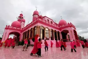 Masjid unik, dibangun pekerja Kristen dan dicat warna pink