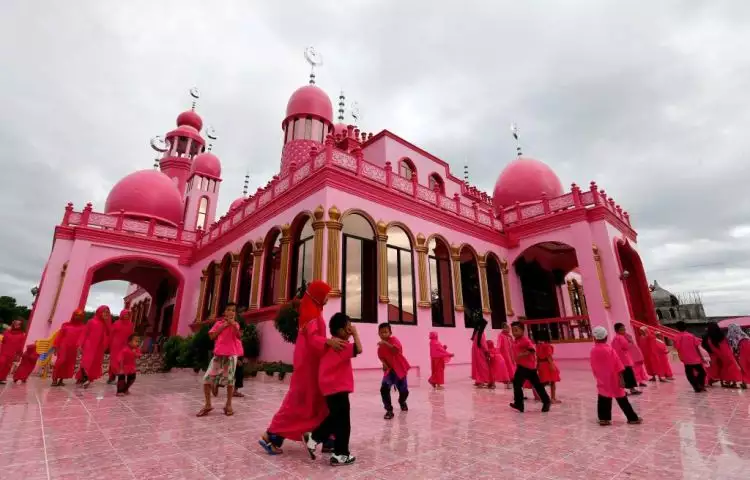 Masjid unik, dibangun pekerja Kristen dan dicat warna pink