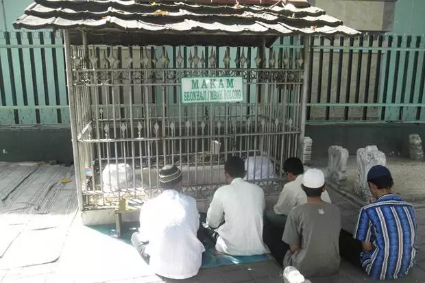 Cerita Mbah Bolong yang bisa lihat Kakbah dari Surabaya