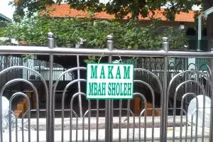 Kisah Mbah Sholeh, tukang sapu Masjid Ampel yang punya 9 makam