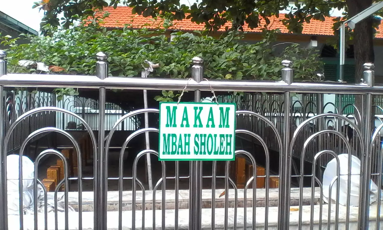 Kisah Mbah Sholeh, tukang sapu Masjid Ampel yang punya 9 makam