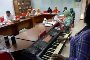 Semangat belajar kakek dan nenek ini patut ditiru