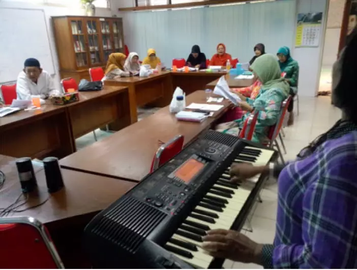 Semangat belajar kakek dan nenek ini patut ditiru