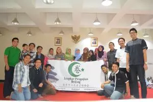 Tinggal di negara muslim minoritas, komunitas ini pengajian via Skype