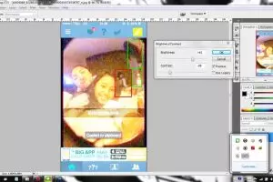 Disebut bukan foto editan, gadis ini selfie dengan 3 kuntilanak