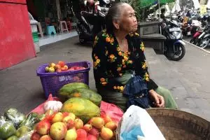 Kisah pedagang kecil seperti Mbah Pur, mengais rezeki di bulan Ramadan