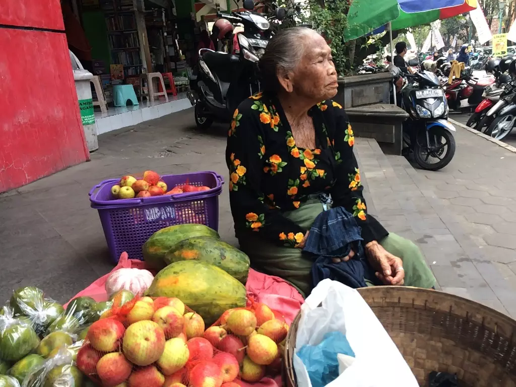 Kisah pedagang kecil seperti Mbah Pur, mengais rezeki di bulan Ramadan