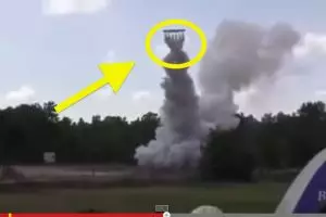 Gila, petasan gasing raksasa ini bisa terbang kayak roket!