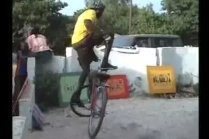 VIDEO: Freestyle menggunakan sepeda ontel kuno, gokil!