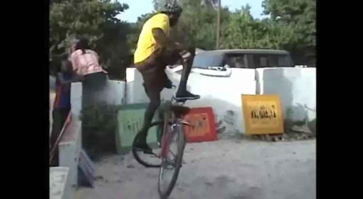 VIDEO: Freestyle menggunakan sepeda ontel kuno, gokil!