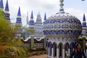 Masjid ini pembangunannya misterius, di sekitarnya ada kolam renang