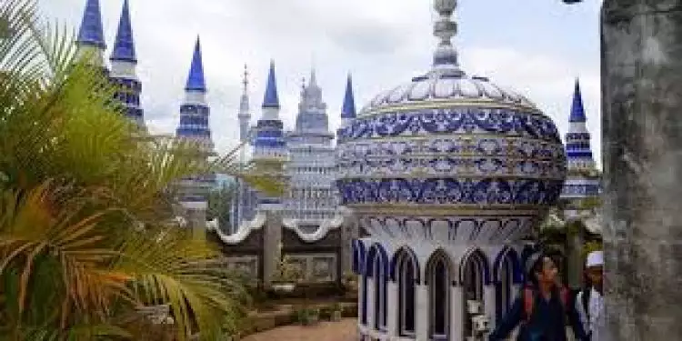 Masjid ini pembangunannya misterius, di sekitarnya ada kolam renang
