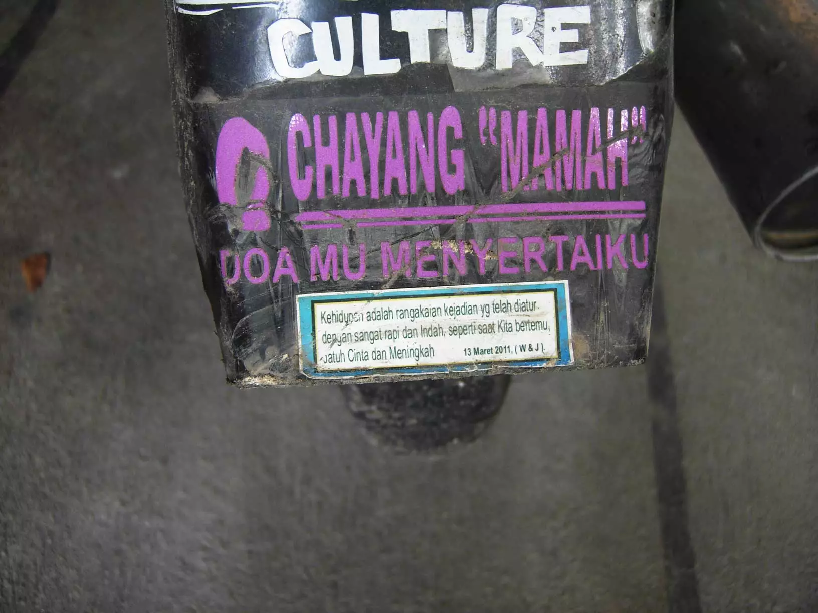 21 Stiker lucu di sepatbor motor, awas nabrak!