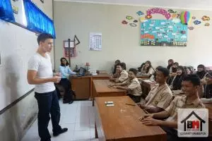 Bule Mengajar, program yang bikin siswa makin semangat sekolah, top!